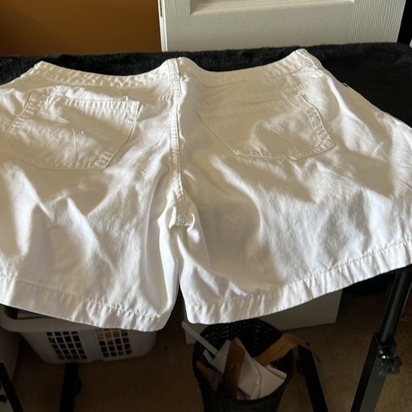 White denim shorts in excellent condition - Picture 2 of 3